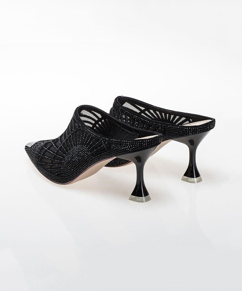 Effortlessly Elegant Heels with a Timeless Design