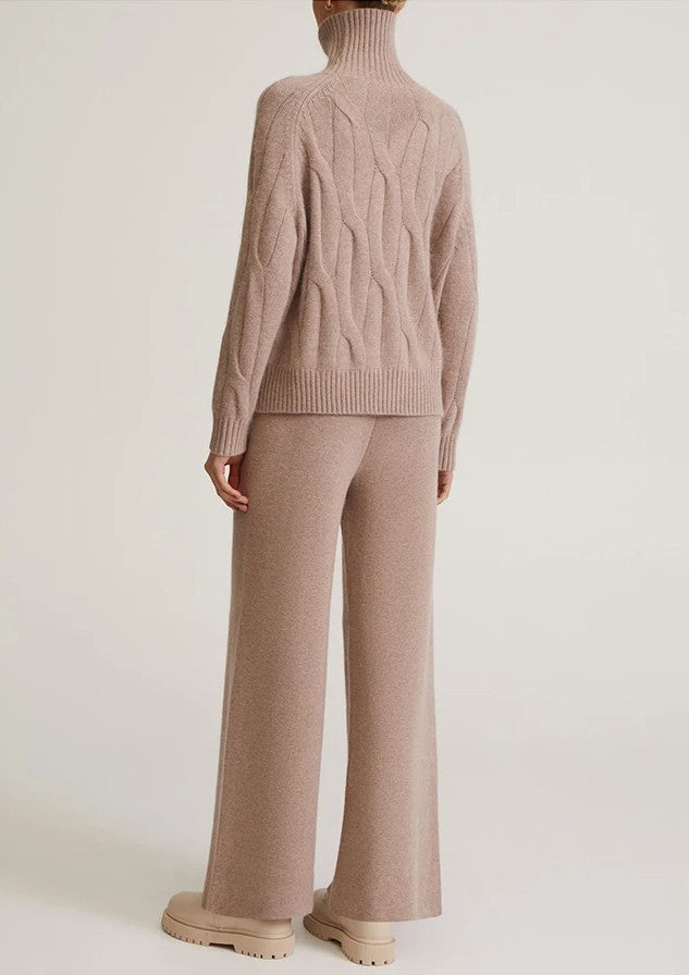 JO | Elegant cable-knit turtleneck sweater