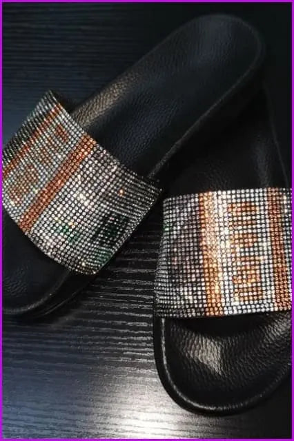 Effortlessly Elegant Slippers with a Timeless Design