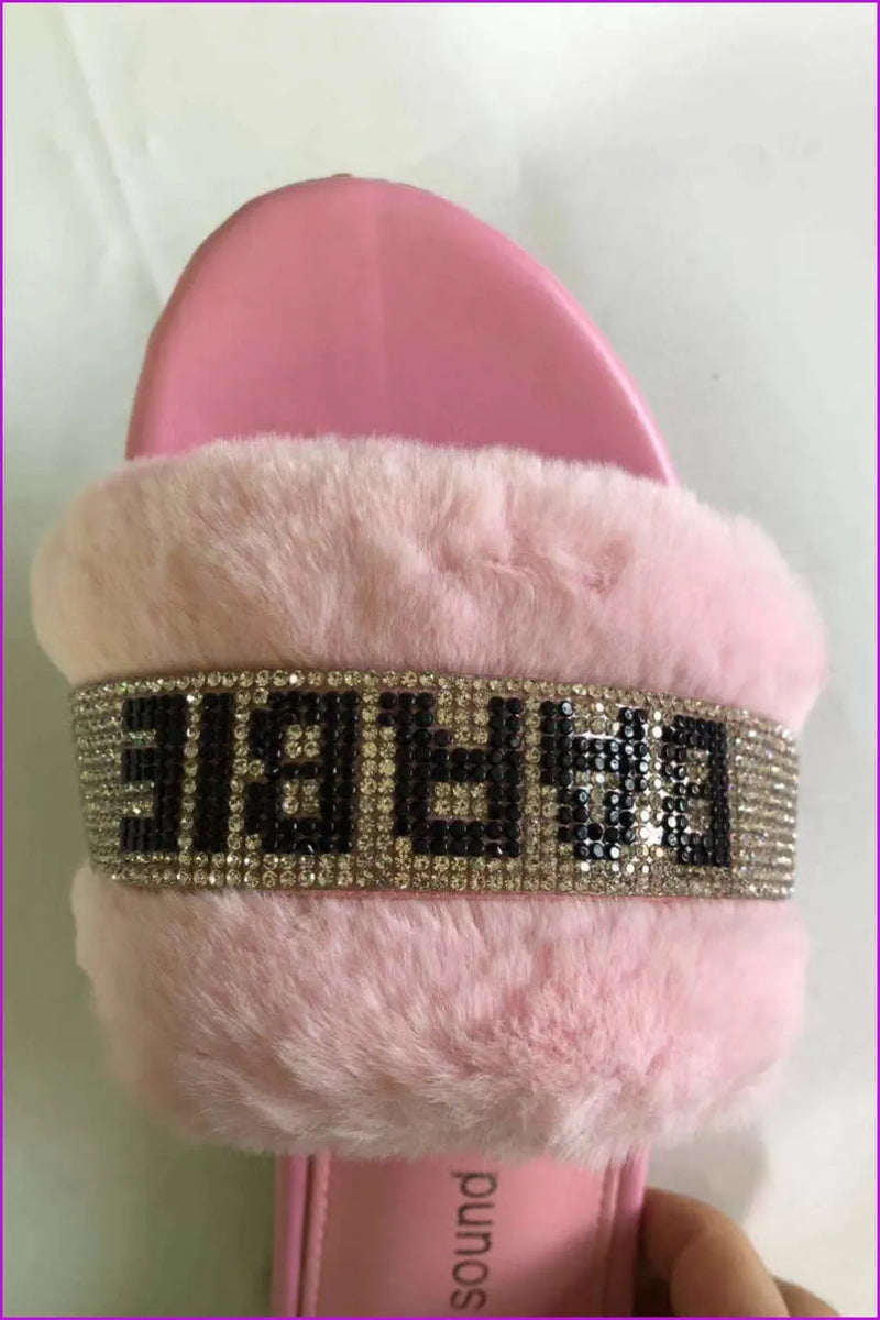 Effortlessly Elegant Slippers with a Timeless Design
