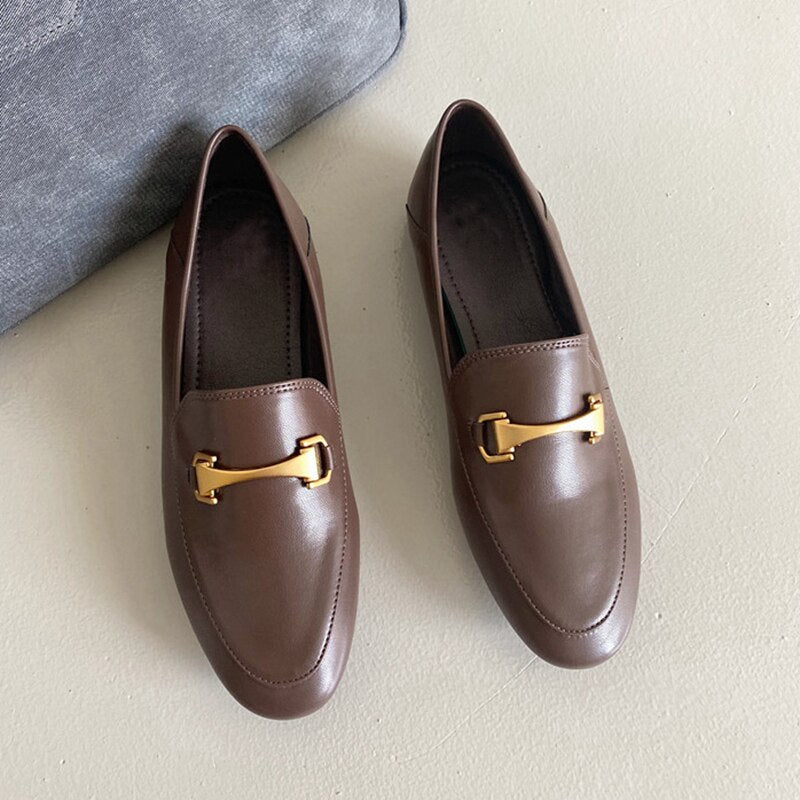 Effortlessly Elegant Slippers with a Timeless Design