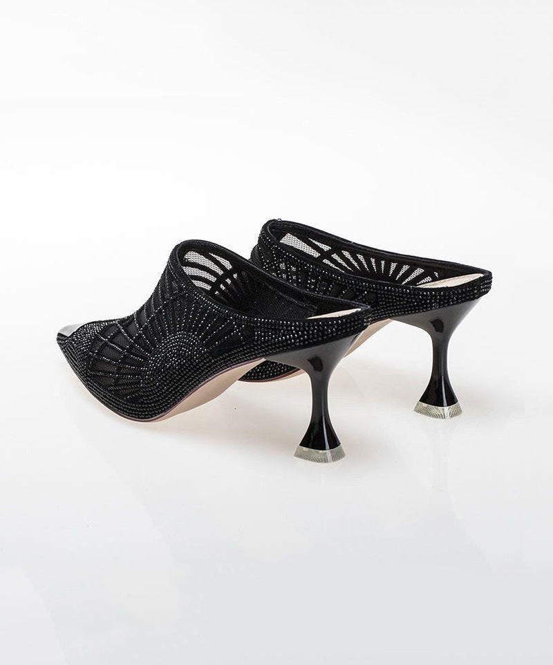 Effortlessly Elegant Heels with a Timeless Design
