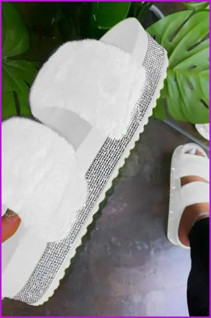 Elegantly Styled Slippers for Everyday Wear
