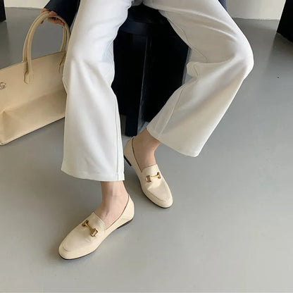 Effortlessly Elegant Slippers with a Timeless Design