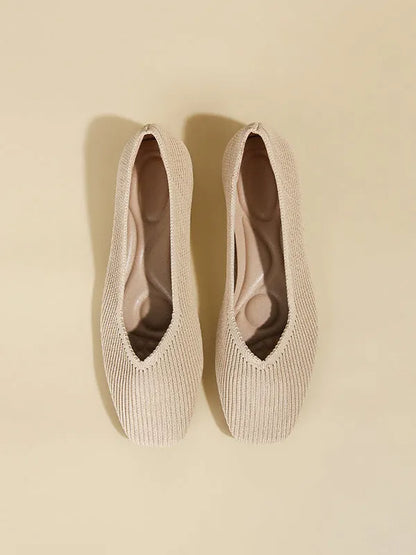 Pointed-toe Color V-cut Flats