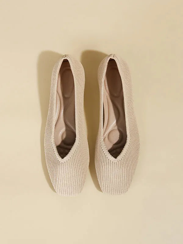 Pointed-toe Color V-cut Flats