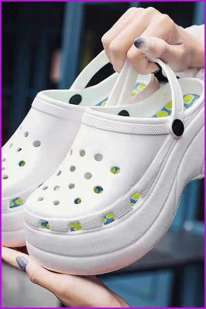 Elegantly Styled Slippers for Everyday Wear