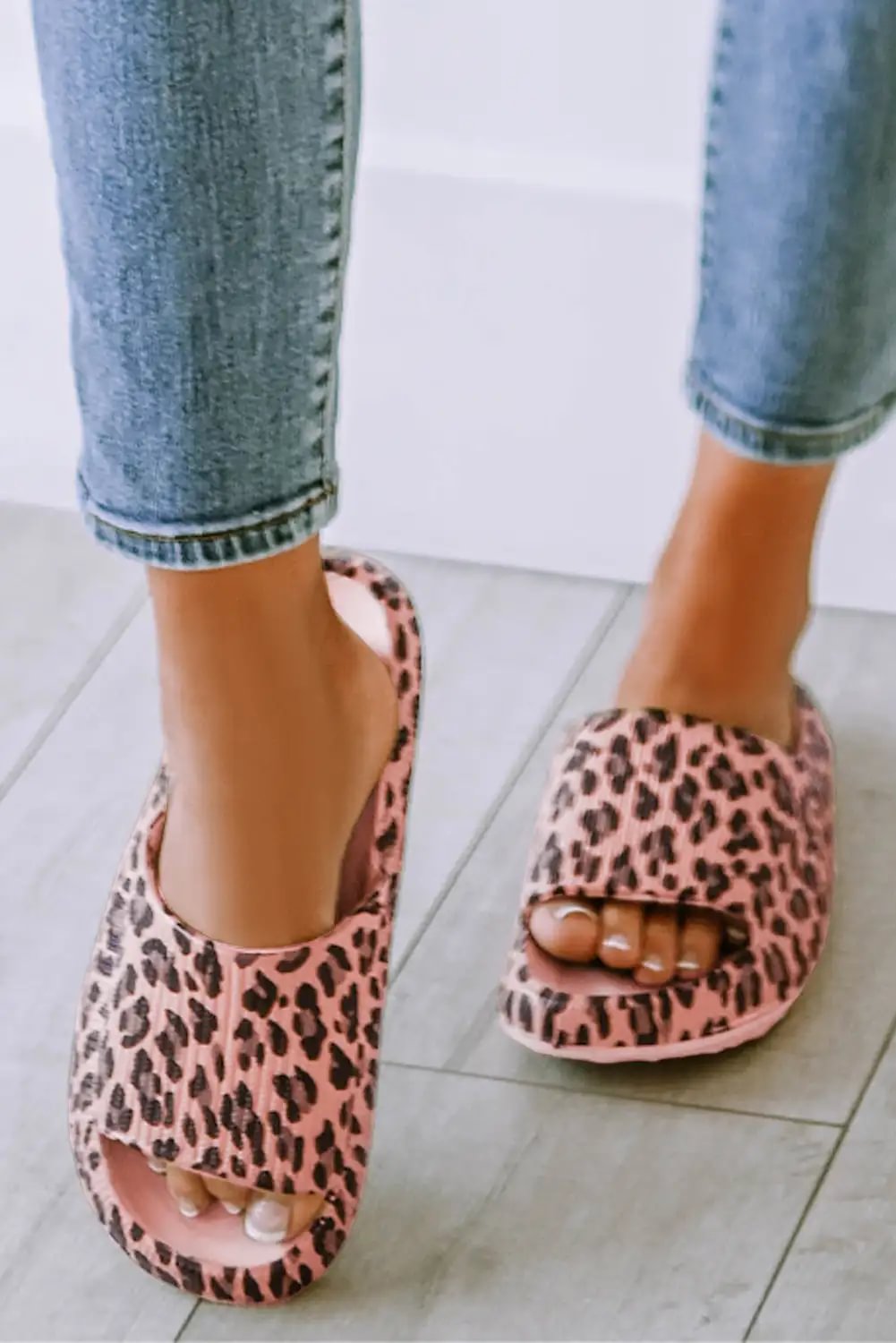 Finely Styled Slippers with a Classic Vintage Look