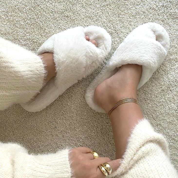 Elegantly Styled Slippers for Everyday Wear