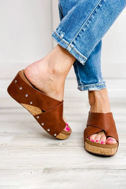 Finely Styled Slippers with a Classic Vintage Look