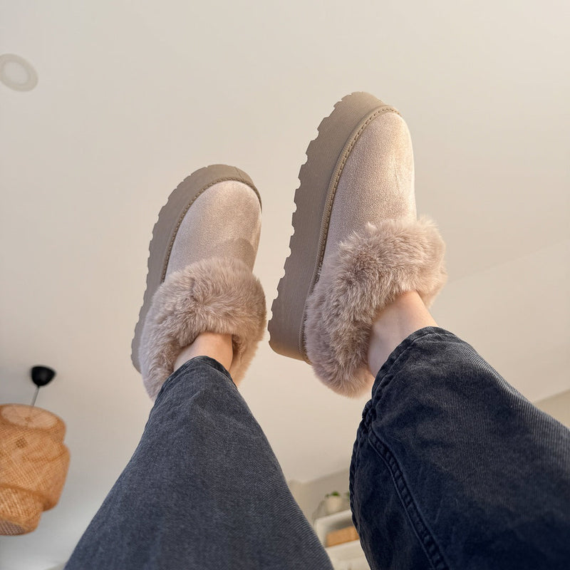 Elegantly Styled Slippers for Everyday Wear