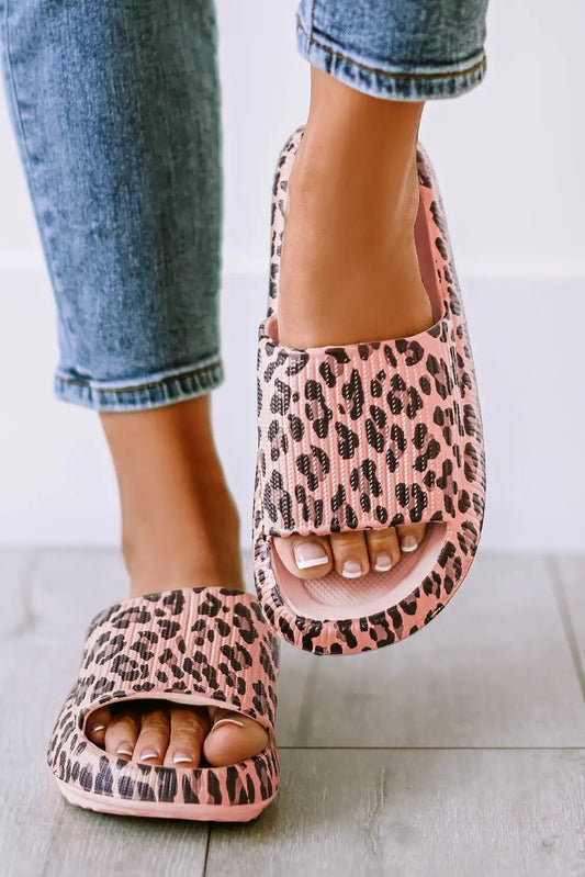 Finely Styled Slippers with a Classic Vintage Look