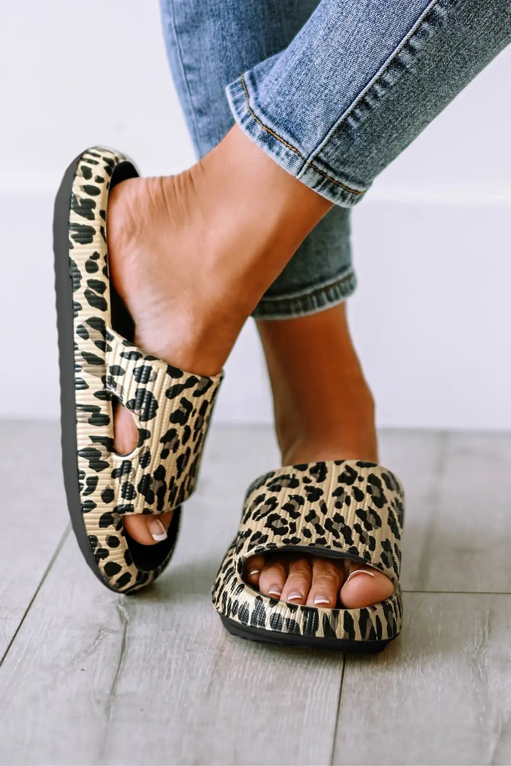 Effortlessly Elegant Slippers with a Timeless Design