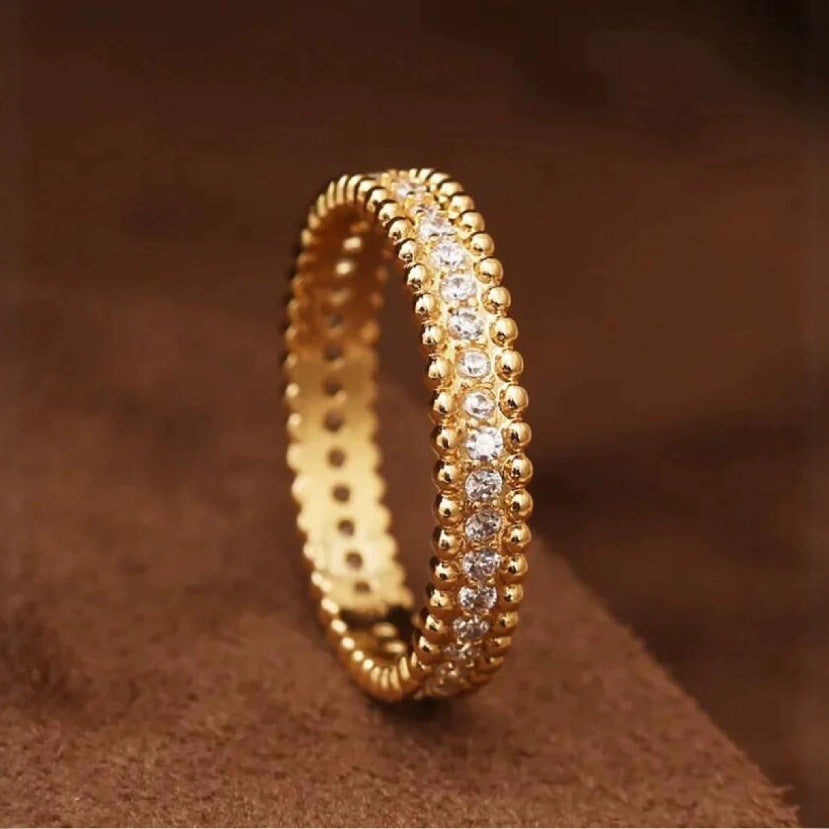 Classic Gold Ring with Timeless Appeal