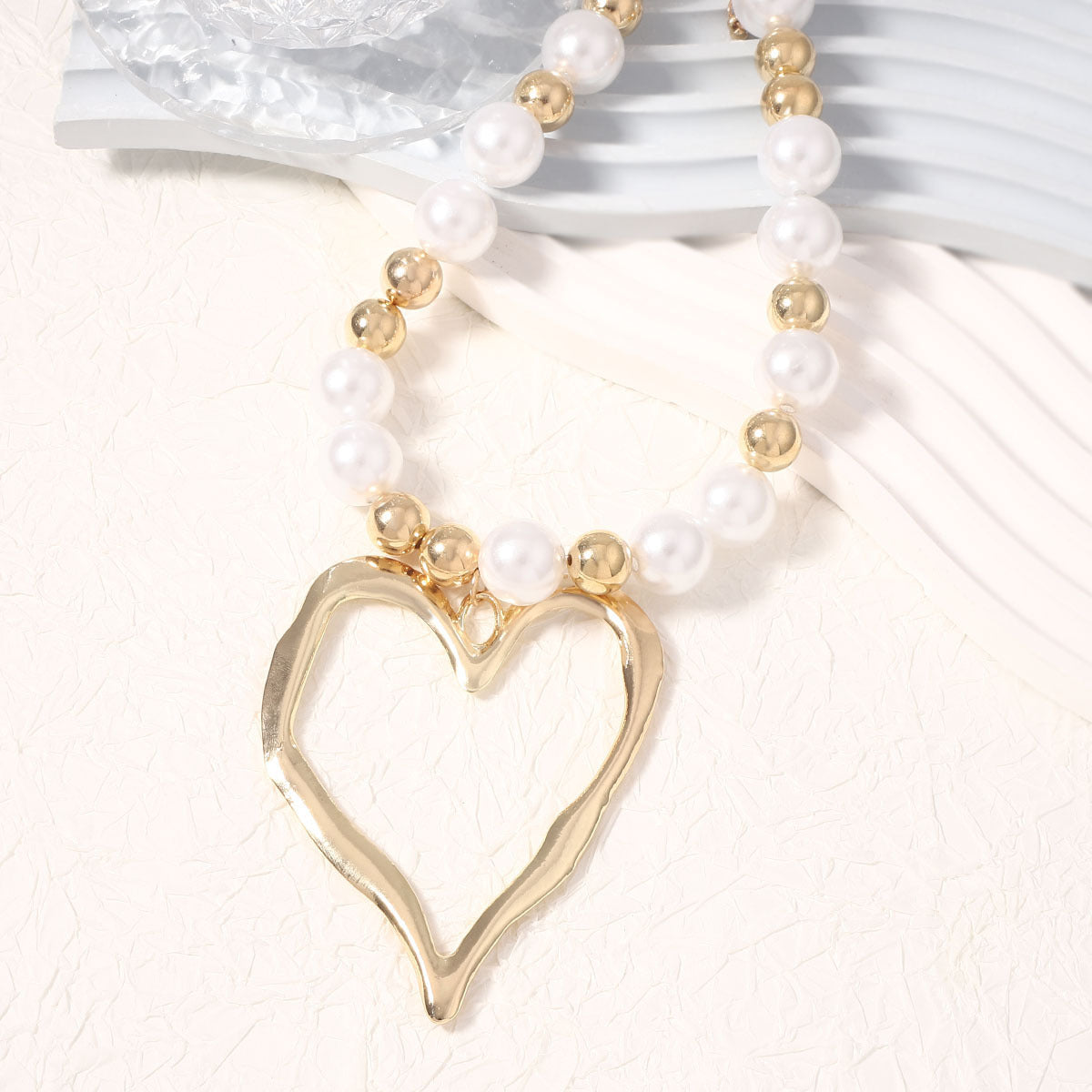Classic Pearl Necklace with Timeless Appeal