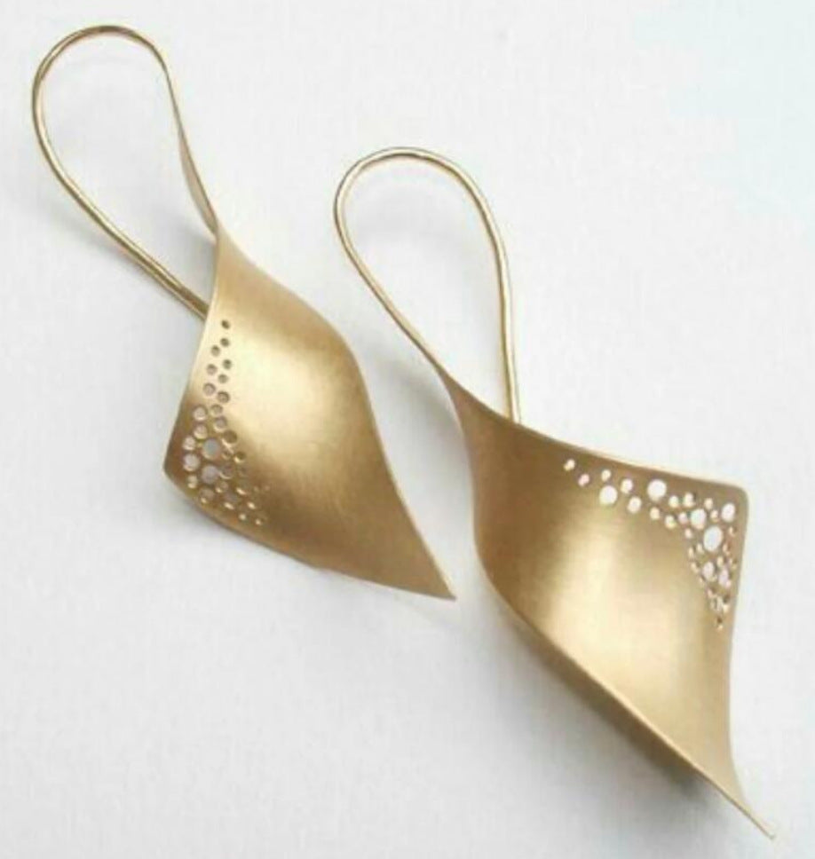 Romantic Gold Earring for Special Moments