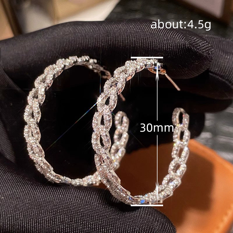 Charming Earring for Any Occasion