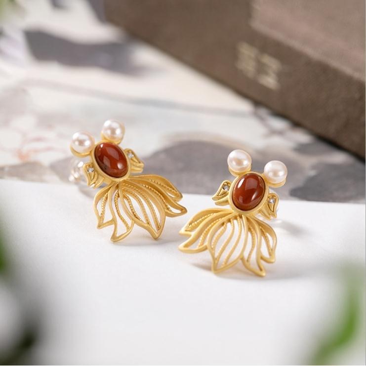 Romantic Silver Earring for Special Moments
