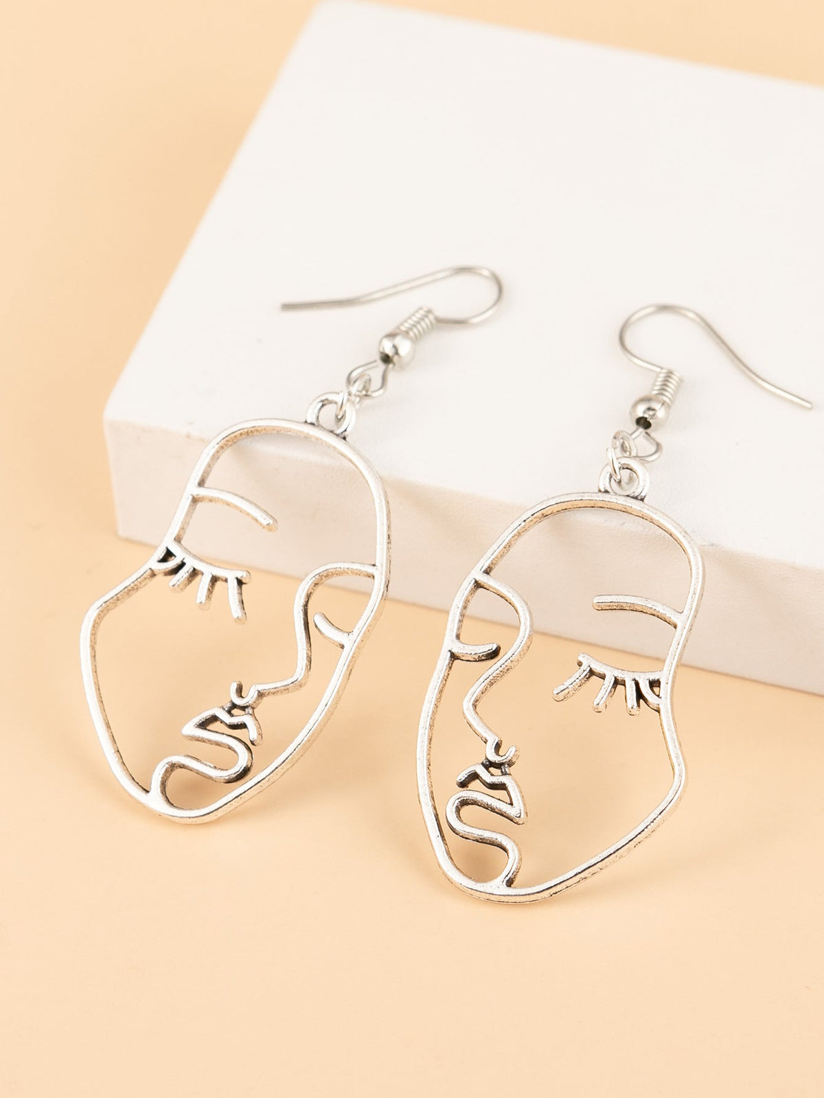 Charming Earring for Any Occasion