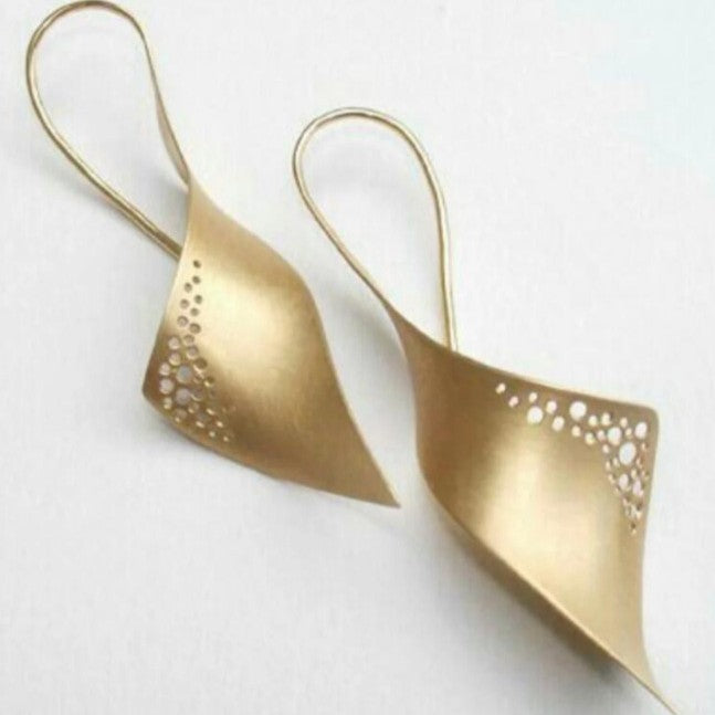 Romantic Gold Earring for Special Moments