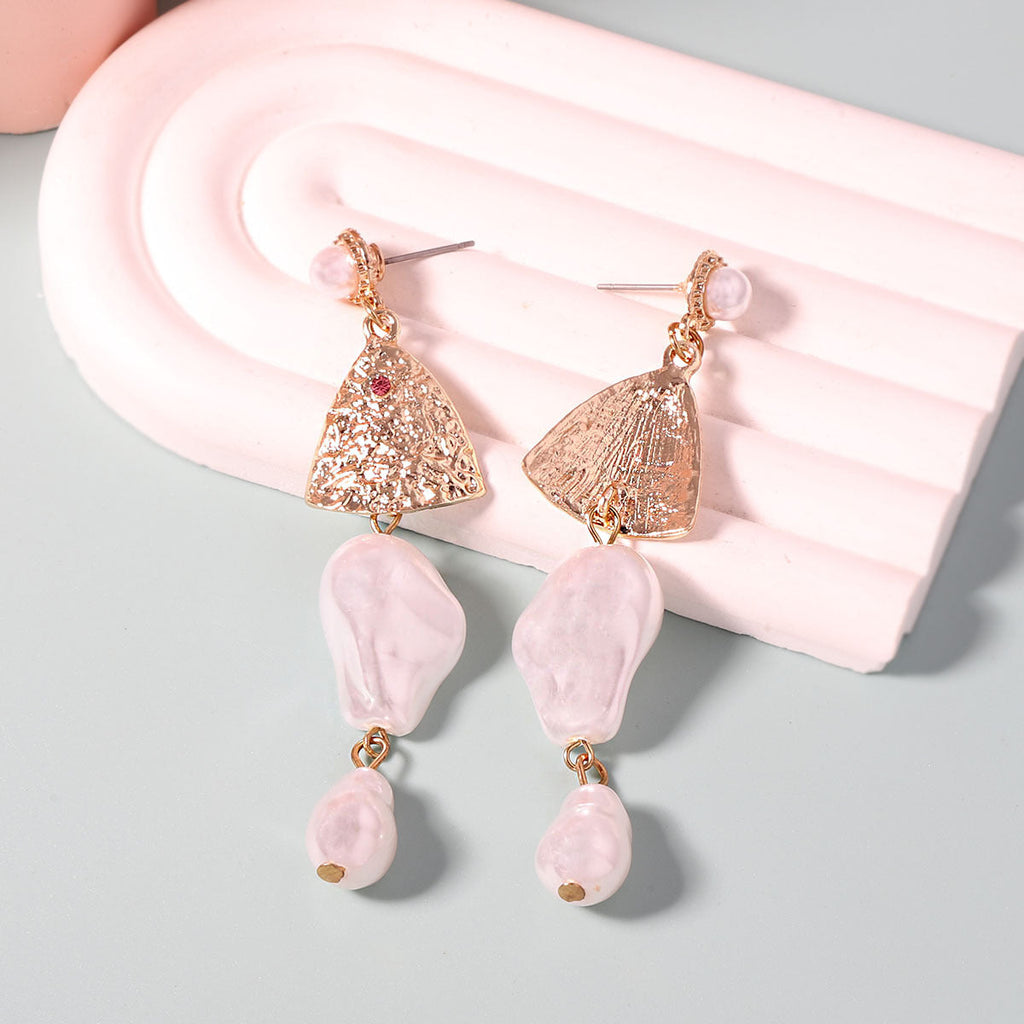 Charming Gold Earring for Any Occasion