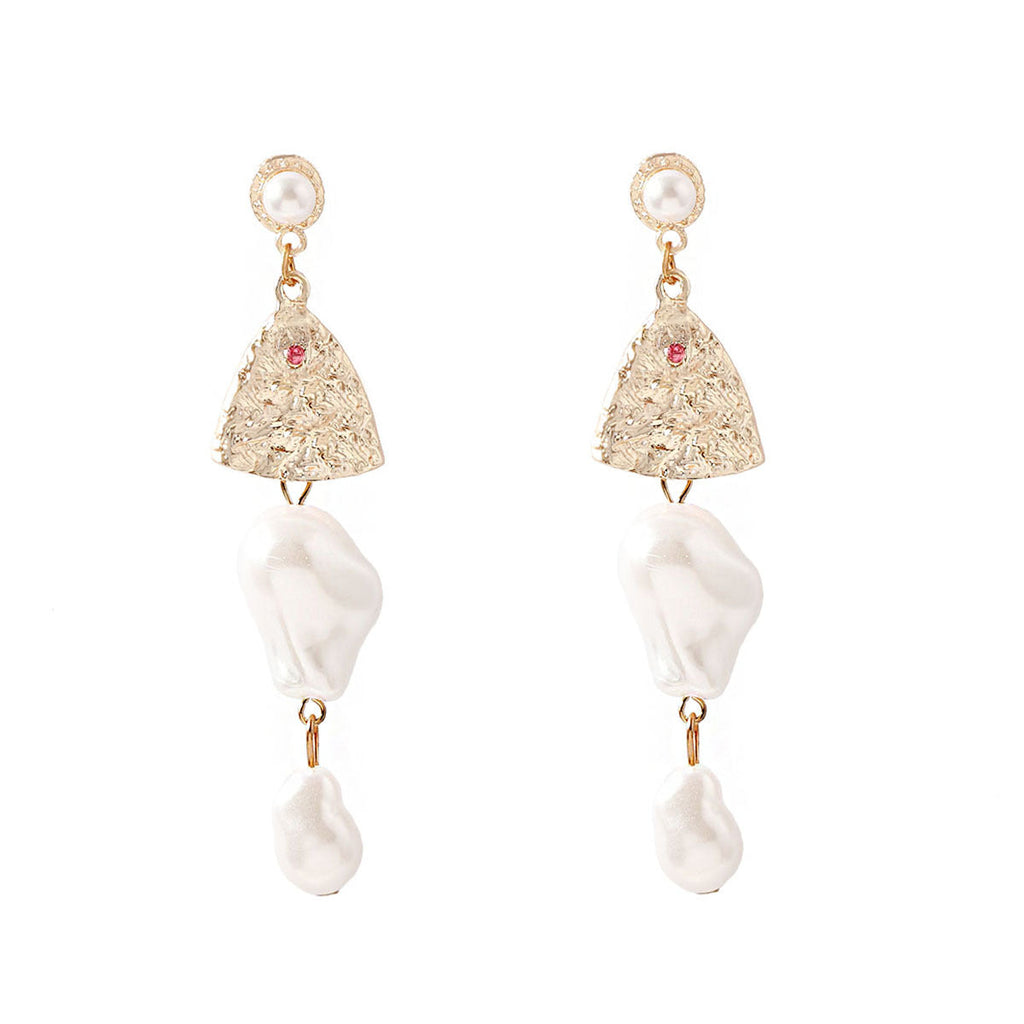 Charming Gold Earring for Any Occasion