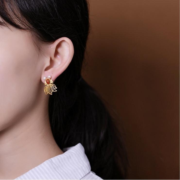 Romantic Silver Earring for Special Moments