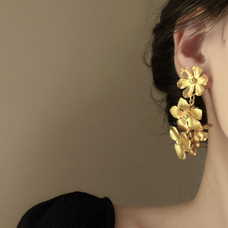 Charming Gold Earring for Any Occasion