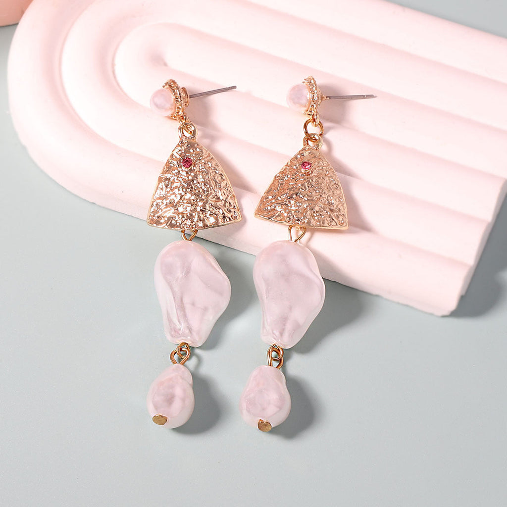Charming Gold Earring for Any Occasion