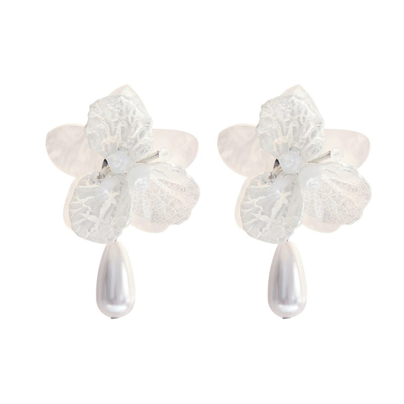 Classic Pearl Earring with Timeless Appeal