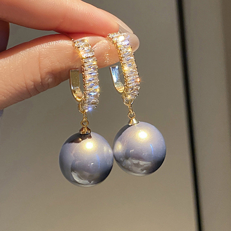 Classic Gold Earring with Timeless Appeal