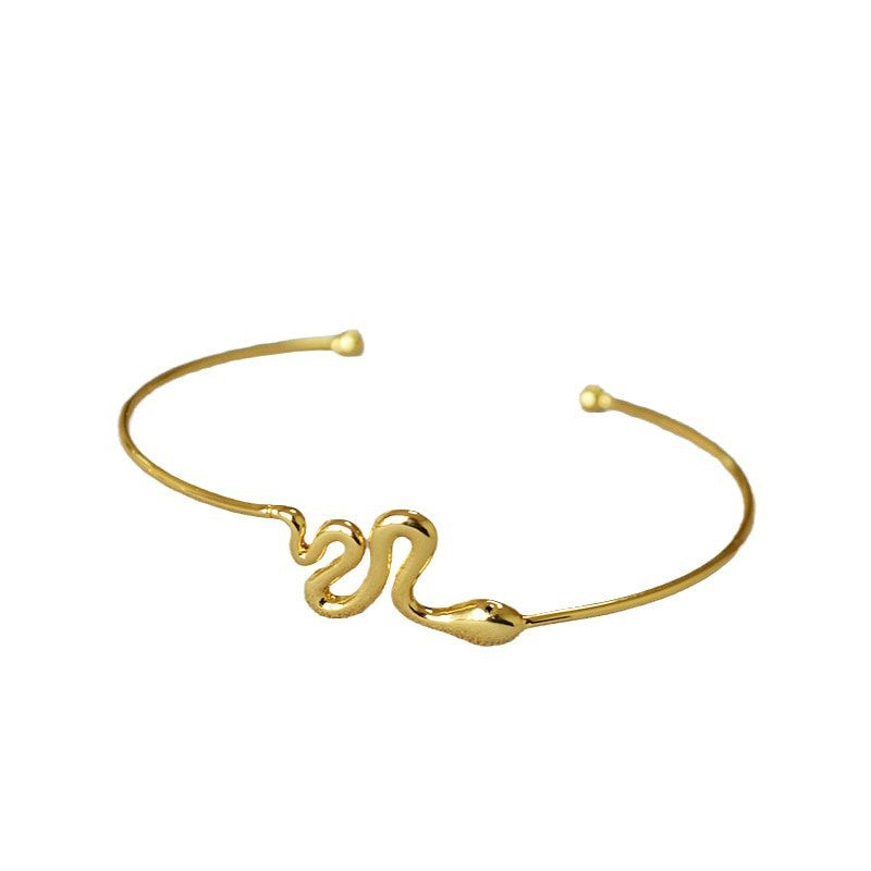Romantic Gold Bracelet for Special Moments