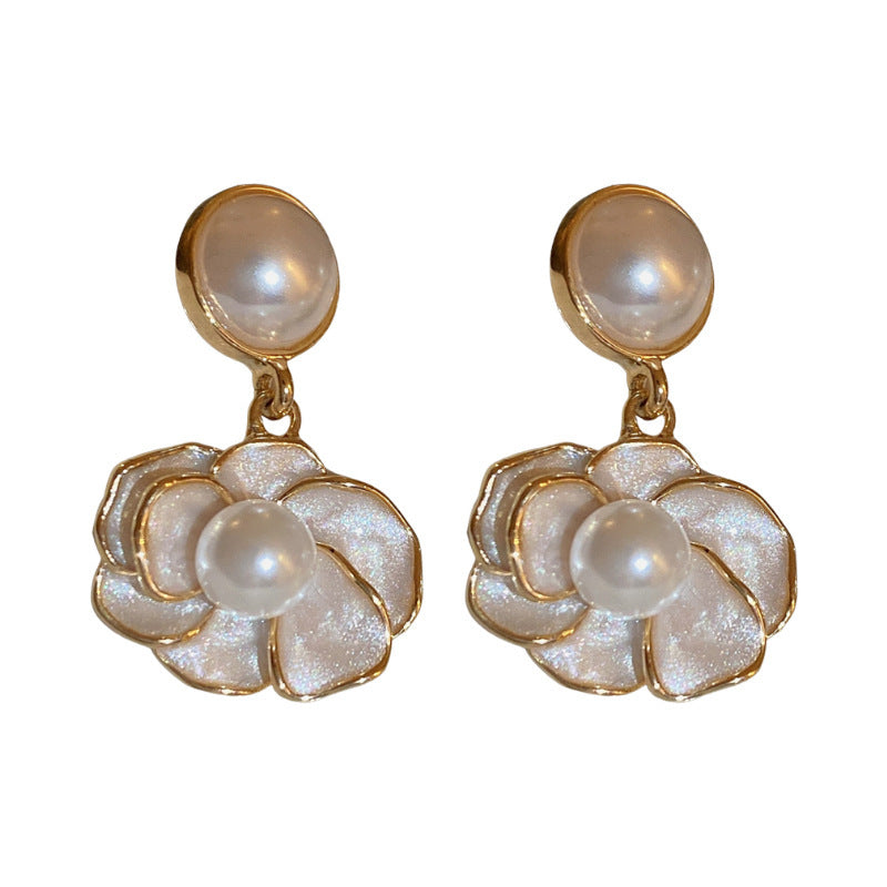 Classic Pearl Earring with Timeless Appeal