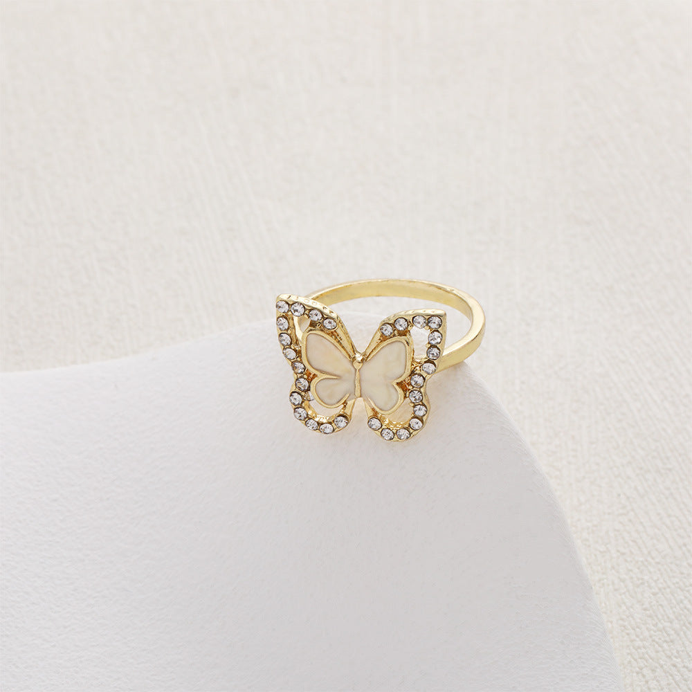 Classic Gold Ring with Timeless Appeal