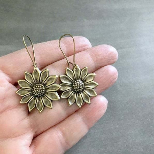 Charming Gold Earring for Any Occasion