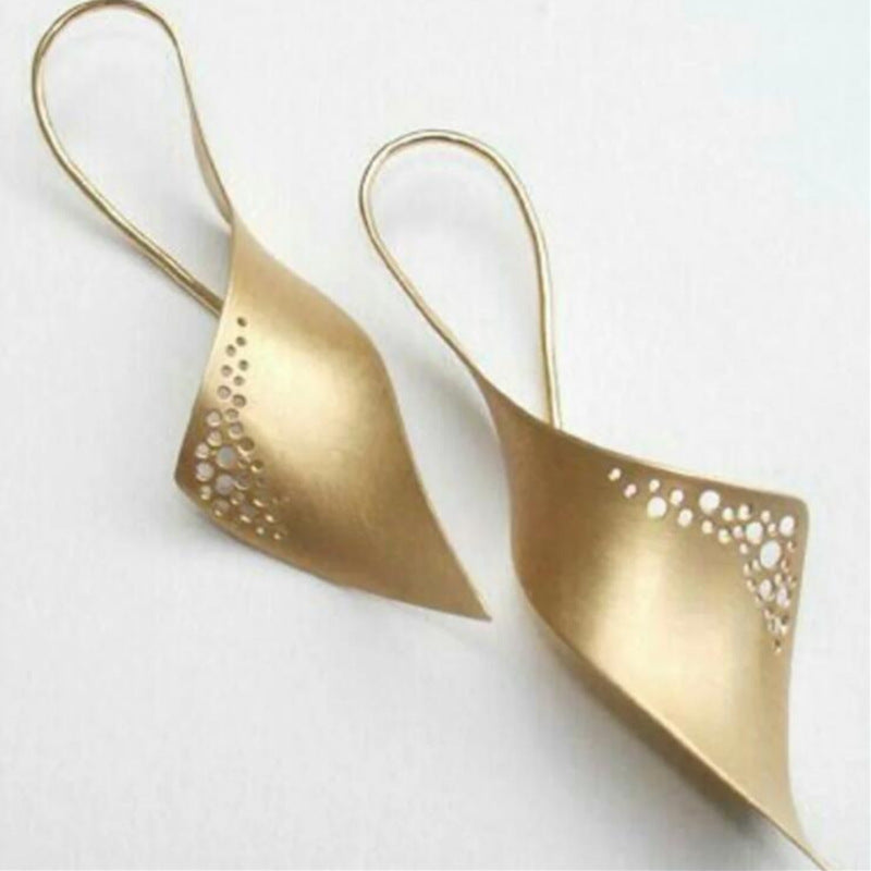 Romantic Gold Earring for Special Moments