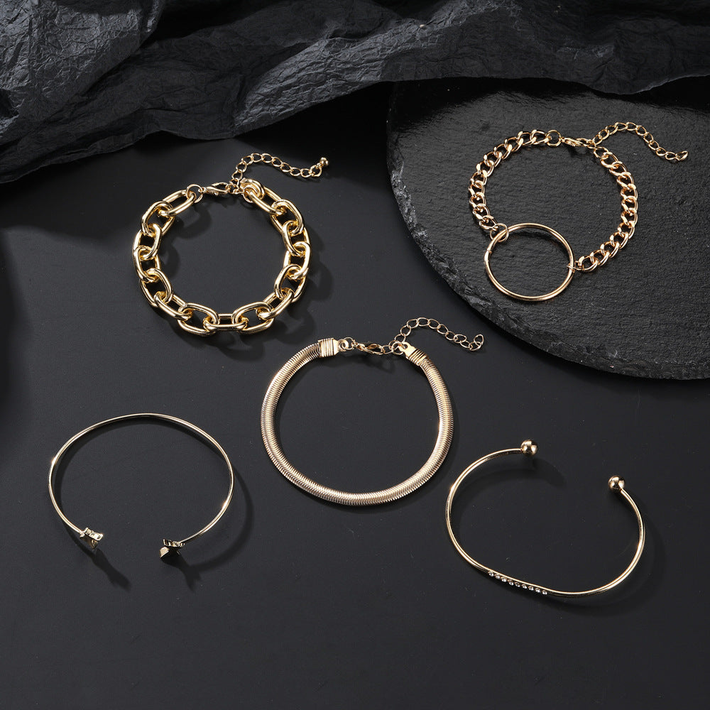 Romantic Gold Bracelet for Special Moments