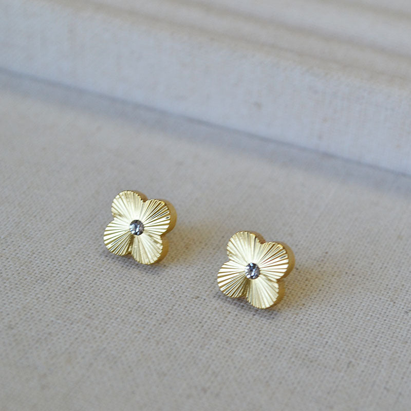 Romantic Gold Earring for Special Moments