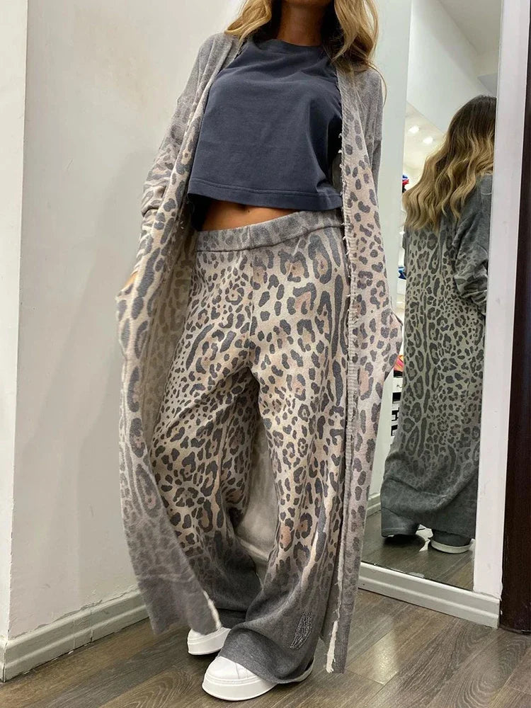 JO | Set consisting of leopard print vest, long sleeve pocket and trousers with elastic waistband