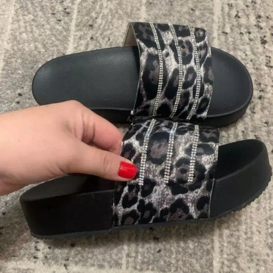 Casually Elegant Slippers with a Refined Edge