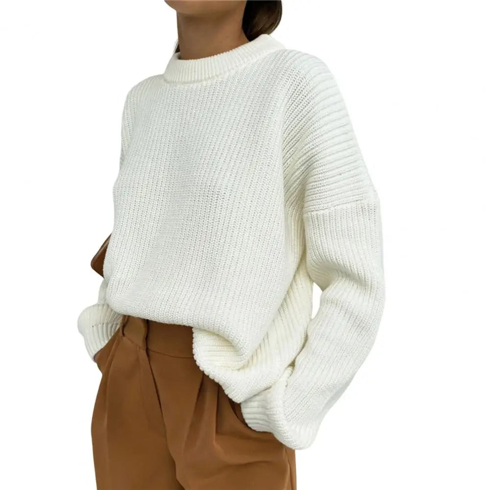 JO | Cozy knitted sweater with a round neckline