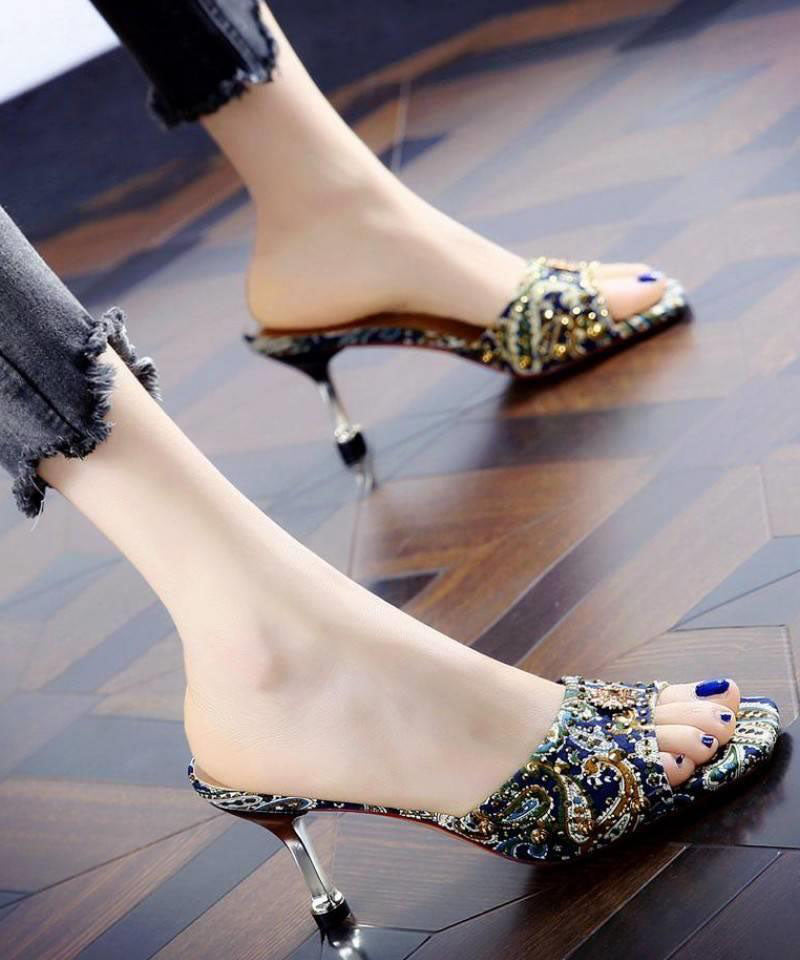 Casually Elegant Slippers with a Refined Edge