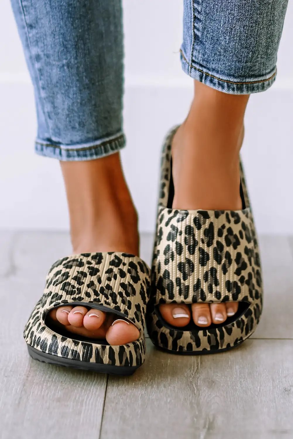 Effortlessly Elegant Slippers with a Timeless Design