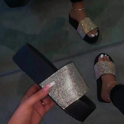 Effortlessly Elegant Sandals with a Timeless Design