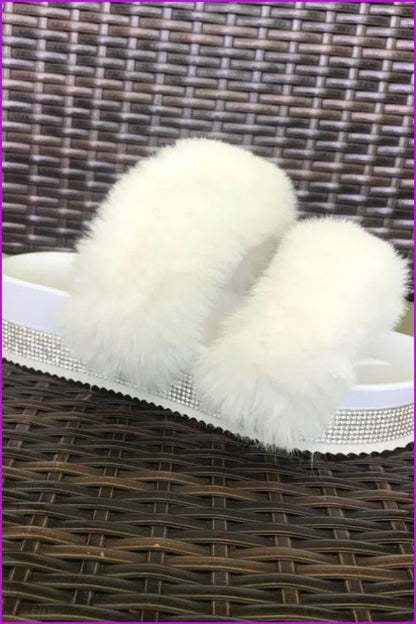 Elegantly Styled Slippers for Everyday Wear