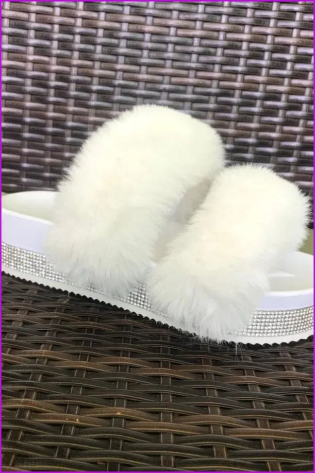 Elegantly Styled Slippers for Everyday Wear