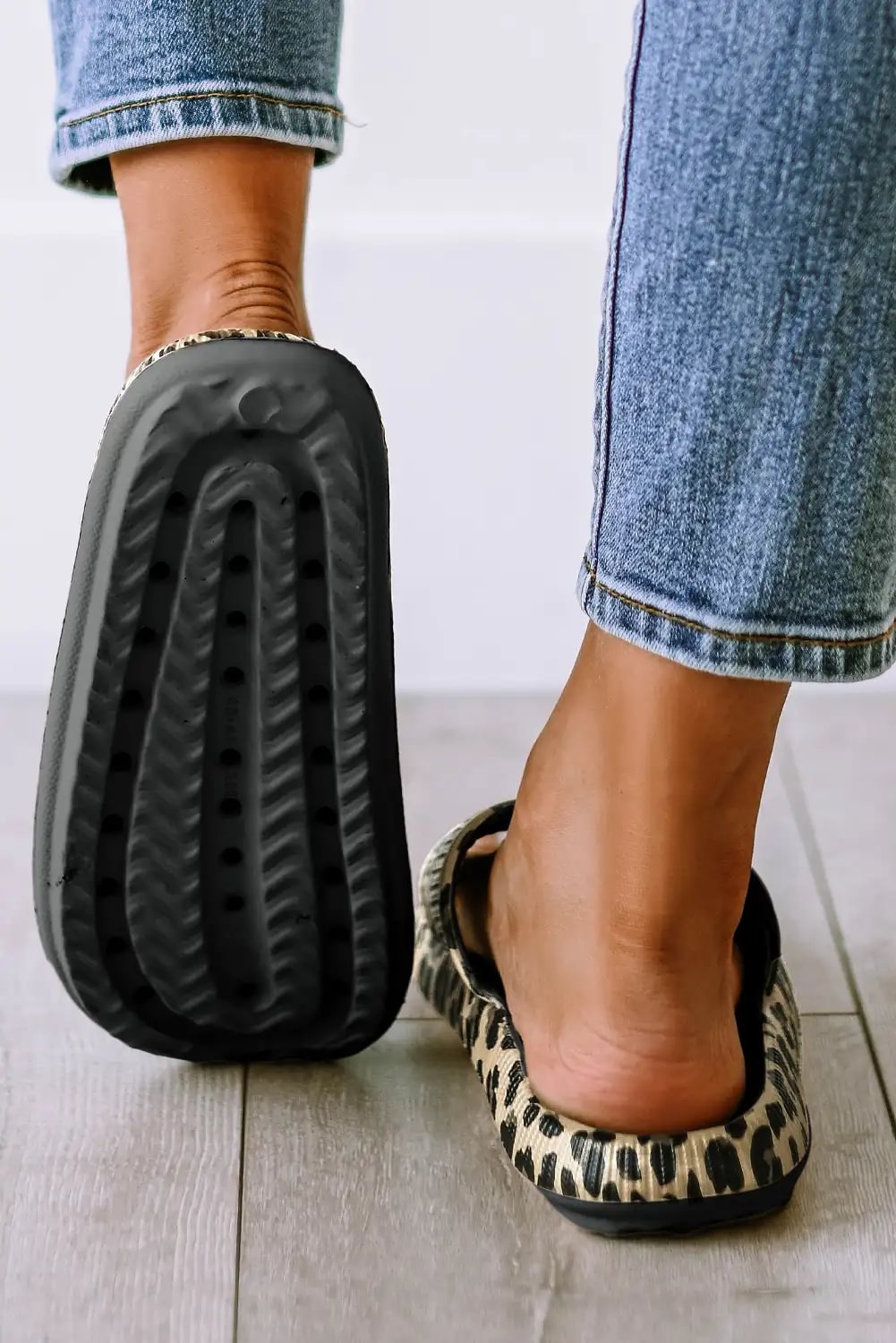 Effortlessly Elegant Slippers with a Timeless Design