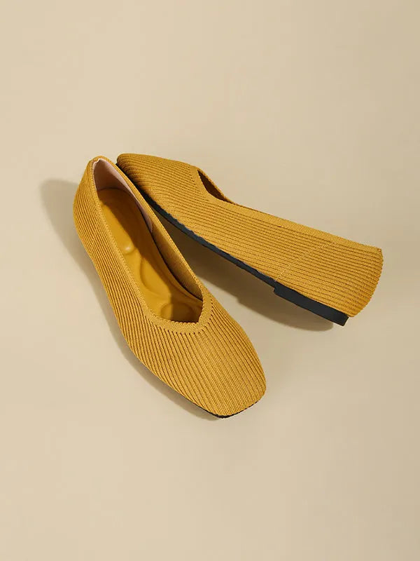 Pointed-toe Color V-cut Flats